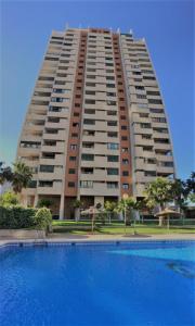 Piscina de la sau aproape de Apartamento Parque Torresol