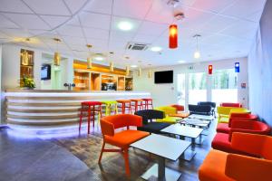 Uma TV ou centro de entretenimento em Hôtel Confort La Rochelle Centre les Minimes