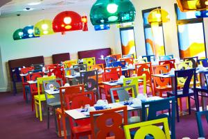 Um restaurante ou outro lugar para comer em Hôtel Confort La Rochelle Centre les Minimes