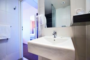 Um banheiro em Hôtel Confort La Rochelle Centre les Minimes