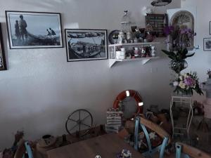 Pokój ze stołem i zdjęciami na ścianie w obiekcie Habitaciones Hernández w mieście Carboneras