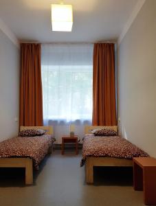 1 dormitorio con 2 camas y ventana en Summer hostel Kaija en Jūrmala