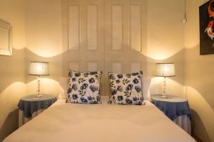Un pat sau paturi într-o cameră la Silver Linings Guesthouse