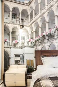 sypialnia z łóżkiem i kwiatami w budynku w obiekcie Modern rus w Lwowie