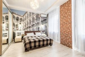 sypialnia z łóżkiem i ceglaną ścianą w obiekcie Modern rus w Lwowie