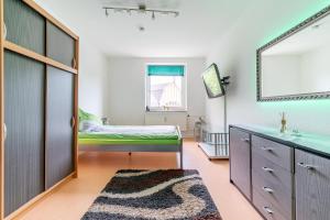 1 dormitorio con cama y espejo en Private Apartment, en Hannover