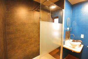 スタヴロにあるô ChÔmièreのバスルーム(シャワー、洗面台、鏡付)