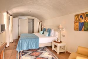 Un pat sau paturi într-o cameră la Hotel Convent de Begur