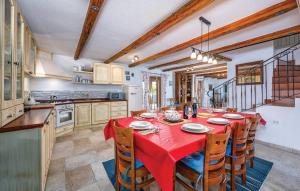 a kitchen with a table with a red table cloth at Villa Veneranda in Bubani