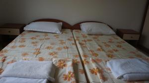 ein Bett mit zwei Kissen darüber in der Unterkunft Bravo 5 Apartments in Sonnenstrand
