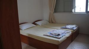2 Einzelbetten in einem Zimmer mit Fenster in der Unterkunft Bravo 5 Apartments in Sonnenstrand