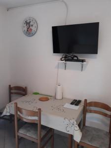 Televízia a/alebo spoločenská miestnosť v ubytovaní Apartment in Vinišce with Seaview, Balcony, Air condition, WIFI (4752-2)
