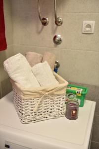a basket of towels sitting on top of a toilet at Stan na dan T&N in Lukavica