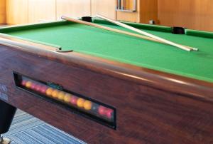 - une table de billard avec des cannes dans l'établissement Hotel Palia Las Palomas, à Torremolinos