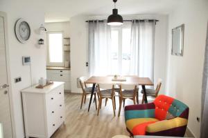 una cucina e una sala da pranzo con tavolo e sedie di Apartman Rina,Biograd na moru a Biograd na Moru