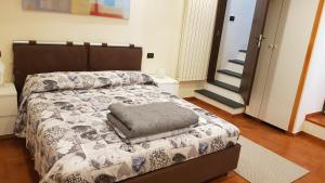 1 dormitorio con cama con almohada en Casa Al-Ma, en Pietrabruna