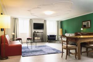 Telewizja i/lub zestaw kina domowego w obiekcie Apartments Golden Roof by Penz