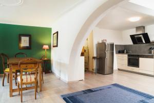 kuchnia i jadalnia ze stołem i lodówką w obiekcie Apartments Golden Roof by Penz w mieście Innsbruck