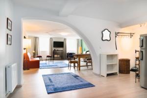 ein Wohnzimmer mit einem Torbogen und einem Esszimmer in der Unterkunft Apartments Golden Roof by Penz in Innsbruck