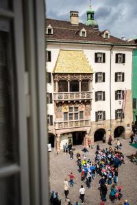 um grupo de pessoas em pé em frente a um edifício em Apartments Golden Roof by Penz em Innsbruck