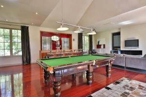una sala de estar con una mesa de billar. en Marshden Estate, en Stellenbosch
