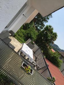 een balkon met een tafel en stoelen op een dak bij Gästehaus Luksch 2 in Freyung