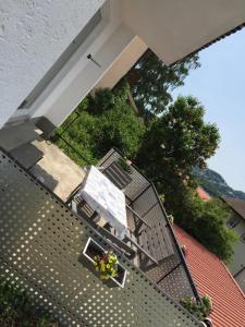 a balcony with a table and chairs on a roof at Monteurwohnung mit 3 Schlafzimmern, 5 Einzelbetten, 80qm, EG, zentral Freyung in Freyung