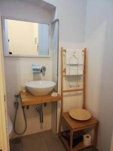 uma casa de banho com um lavatório e um espelho em Suite Al Ponte 2.0 em Taranto