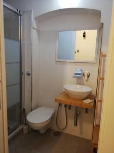 uma casa de banho com um lavatório, um WC e um espelho. em Suite Al Ponte 2.0 em Taranto