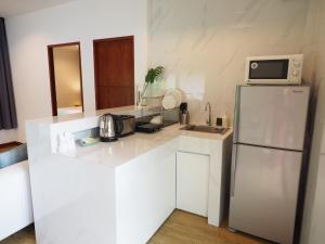 Samui Garden Home的厨房或小厨房