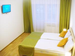 ヨシュカル・オラにあるMira Apartmentのベッドルーム1室(ベッド1台付)、窓(緑のカーテン付)
