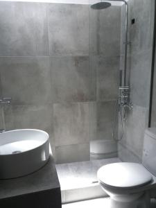 Ένα μπάνιο στο Flora Rooms & Apartments
