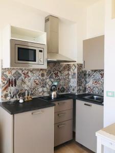 Kuchyň nebo kuchyňský kout v ubytování IG-Tysandros Hotel Apartments