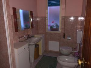 łazienka z umywalką, toaletą i lustrem w obiekcie Casa Elvira w mieście Terrasini +34 zdjęcia