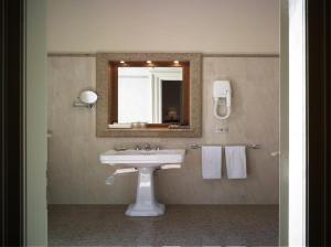 A bathroom at Villa Fenaroli Palace Hotel