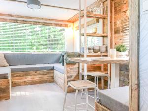 a room with a bench and a table and a window at STOERbuiten Lodges Mar Y Sierra in San Costanzo