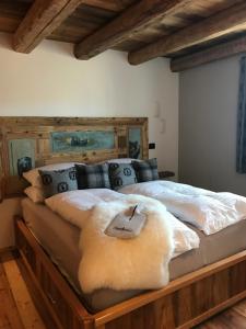 A bed or beds in a room at Grizzly Haus & Frosch Restaurant - Teritoria