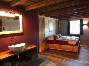 A bed or beds in a room at Grizzly Haus & Frosch Restaurant - Teritoria
