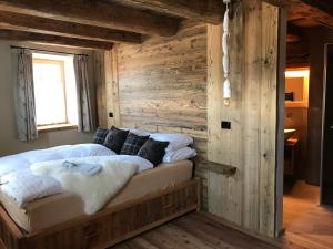 A bed or beds in a room at Grizzly Haus & Frosch Restaurant - Teritoria