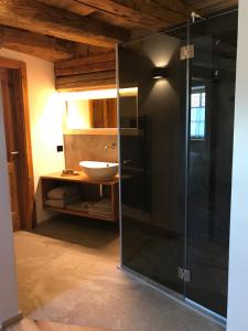 A bathroom at Grizzly Haus & Frosch Restaurant - Teritoria