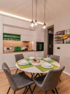 y cocina con mesa de comedor y sillas. en Sofia Dream Apartments - LUX & STYLE, 2-BDR 2-BTHR en Sofía