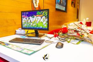 Televiisor ja/või meelelahutuskeskus majutusasutuses Tulip Inn Sainte Clotilde, La Réunion