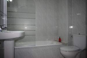 y baño con aseo, lavabo y bañera. en Hotel VIDA Xunca Blanca, en Sanxenxo