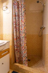 バレンシアにあるApartment Mercado Centralのバスルーム(シャワー、シャワーカーテン付)が備わります。