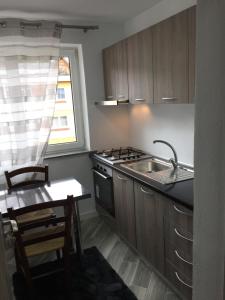 Η κουζίνα ή μικρή κουζίνα στο Apartamente Gildo 20