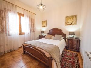ein Schlafzimmer mit einem Bett und einem Fenster in der Unterkunft Bunyola in Bunyola
