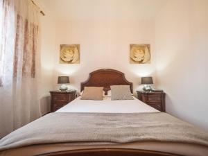 ein Schlafzimmer mit einem großen Bett mit zwei Nachttischen in der Unterkunft Bunyola in Bunyola