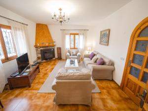 ein Wohnzimmer mit Couch und Kamin in der Unterkunft Bunyola in Bunyola