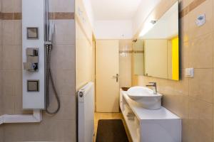une salle de bain avec un lavabo blanc et une douche dans l'établissement White Coral, à Réthymnon 62 autres photos