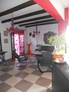 uma sala de estar com um piano e uma mesa em Dominici em Ammouliani